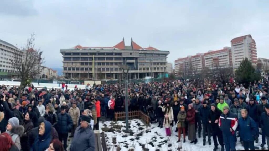 Primarii se unesc într-o revoltă națională împotriva lui Bolojan și a creșterii exagerate a impozitelor. Primarul din Miercurea Ciuc inițiază o petiție