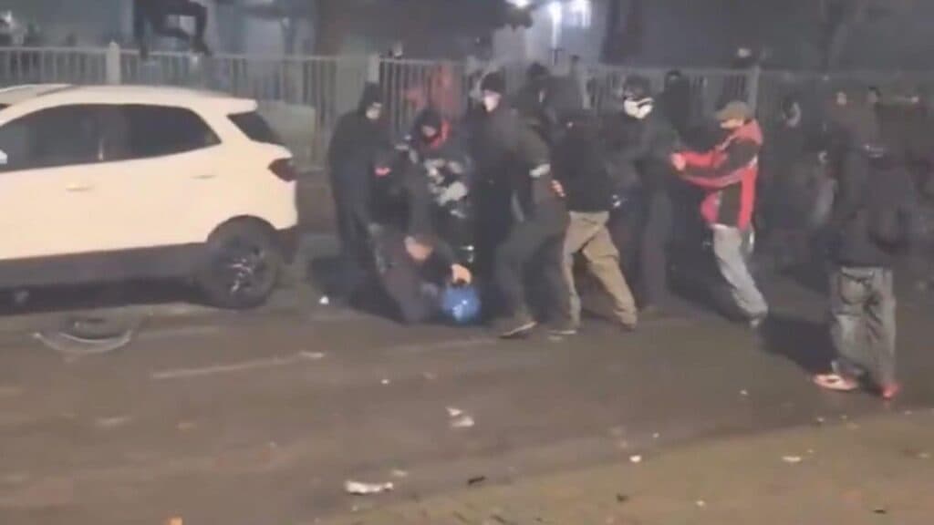 Haos pe străzile Italiei: un agent de poliție, la un pas de linșaj din partea Antifa, organizație de extremă stângă