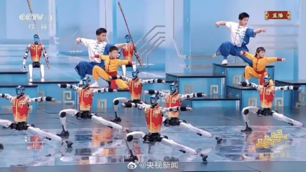 Roboți de arte marțiale: Androizii din China impresionează cu acrobații uluitoare care ar lăsa în urmă orice gimnastă