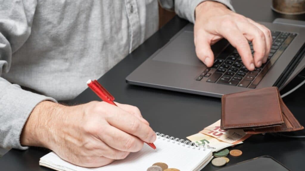 Salariile românilor se numără printre cele mai reduse din Uniunea Europeană: doar două națiuni oferă remunerații și mai mici decât ale noastre