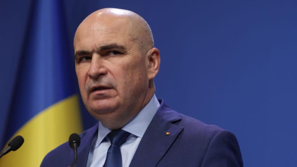 O săptămână tumultoasă în arena politică: Bolojan, chemat de două ori să își explice acțiunile în fața Parlamentului