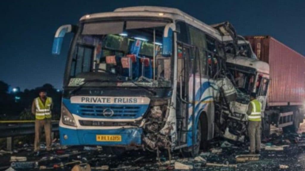 Tragedie pe autostradă în India: Șase vieți curmate de un camion care a lovit un autobuz oprit