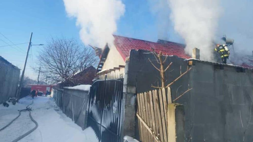 Incendiu devastator în Constanța: șase oameni salvați, iar o femeie a fost transportată la spital