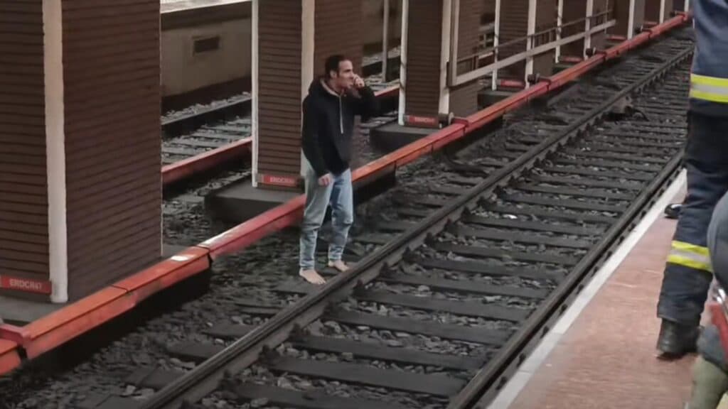 Momente de teroare în metrou: Un bărbat s-a aruncat desculț pe șine, amenințând că își va lua viața