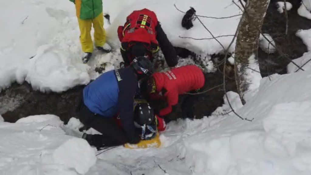 Schior surprins de neprevăzut în pârâu la Predeal, salvat cu bravură de jandarmi și Salvamont, în ciuda pârtiilor închise