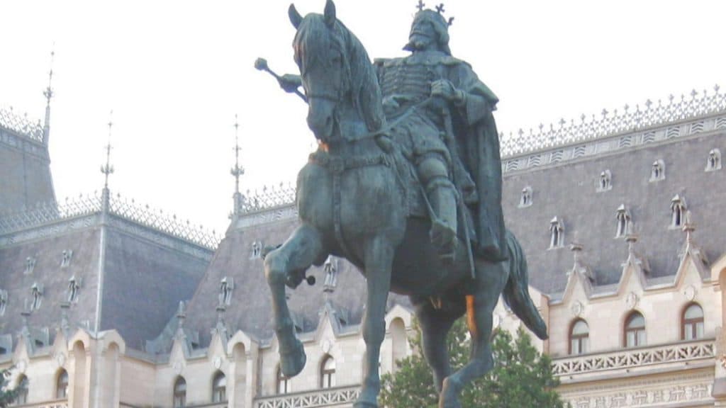 Un mister fascinant în interiorul calului: revelații surprinzătoare la statuia lui Ștefan cel Mare din Iași