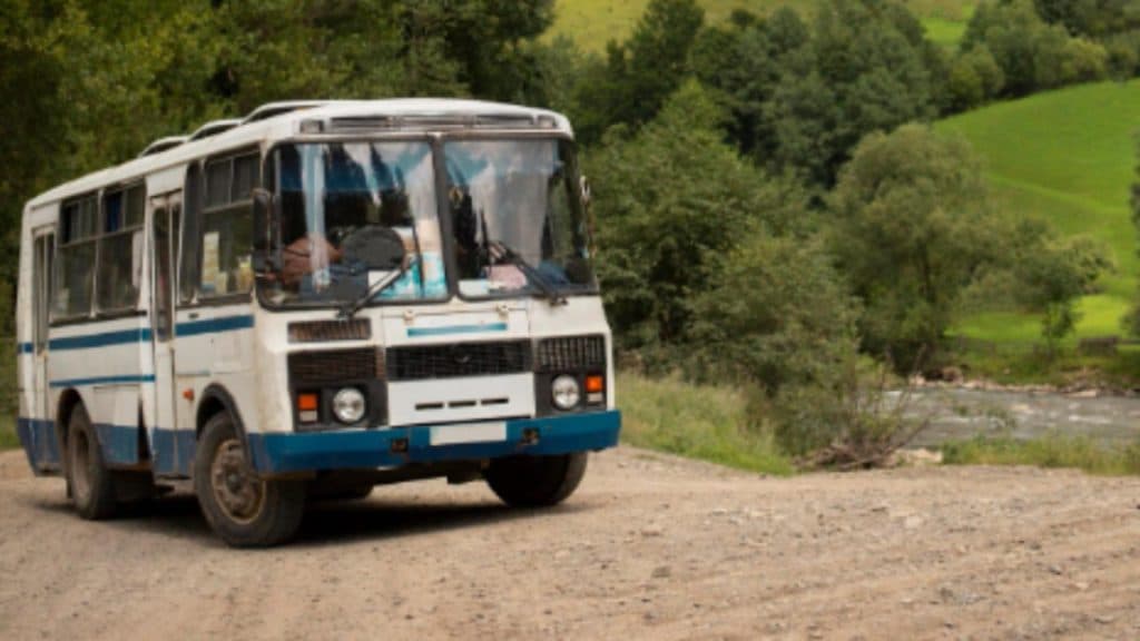 Destin nefericit: o pensionară își riscă toate economiile pentru o casă, dar descoperă că un autobuz îi va străbate grădina
