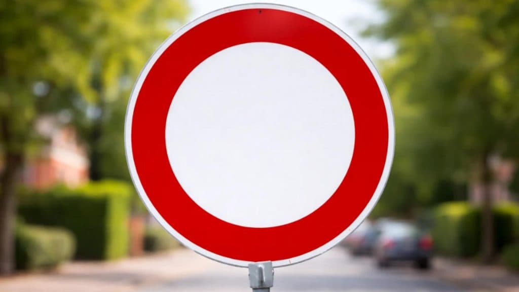 Șoferii sunt surprinși de un semn de circulație care pare obișnuit. Ce semnificație are cercul alb cu margine roșie?
