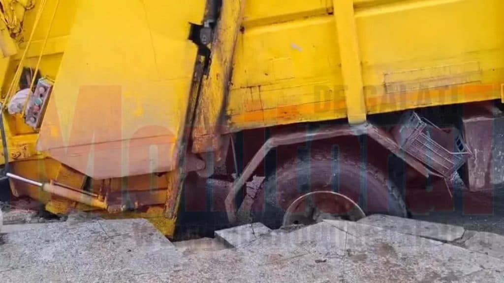 Centrul Galațiului, sub asediul unei gropi: o autospecială de salubritate a căzut într-o adâncitură surprinzătoare