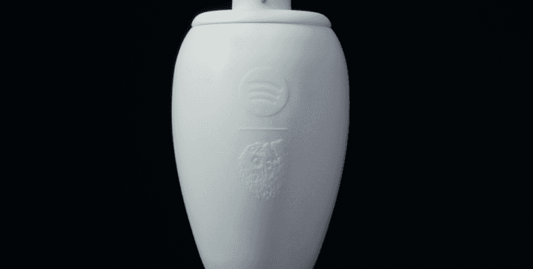 Spotify și Liquid Death lansează un difuzor de ediție limitată, inspirat de… o urnă?