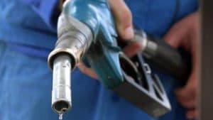 Statul român absoarbe mai mult de 50% din costul benzinei: cât din banii plătiți de români ajung la Bolojan