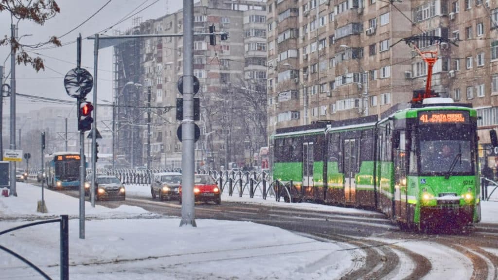 STB confirmă desfășurarea normală a transportului pe toate rutele din București, în ciuda vremii neprielnice