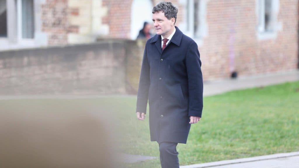 Stiliștii îl critică pe Nicușor Dan pentru alegerile vestimentare din Belgia: ce ar trebui să poarte în locul paltonului pătat și al pantalonilor șifonați