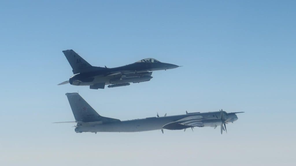 Alertă în ceruri: Cinci avioane rusești, urmărite de forțele aeriene americane și canadiene în apropierea Alaskăi
