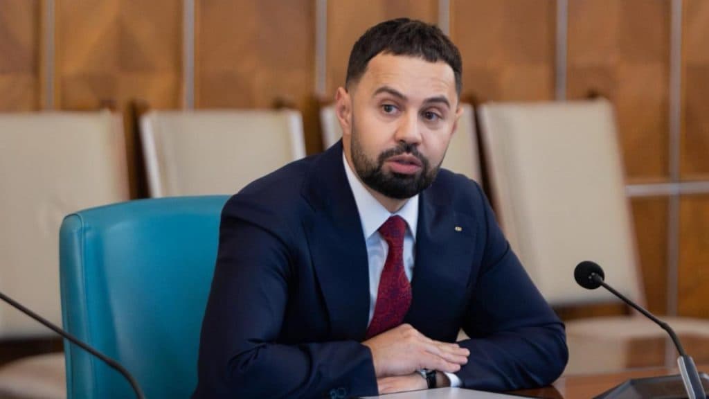 Conflicte în coaliție: PSD propune un referendum intern pentru a stabili direcția viitoare a guvernării: „Reforma s-a transformat într-o competiție intensă între PNL și USR.”