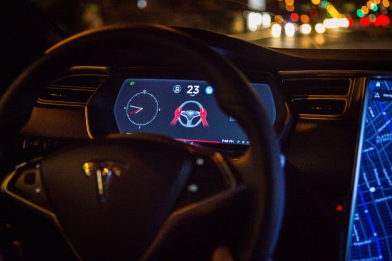 Tesla evită suspendarea de 30 de zile în California după retragerea Autopilotului
