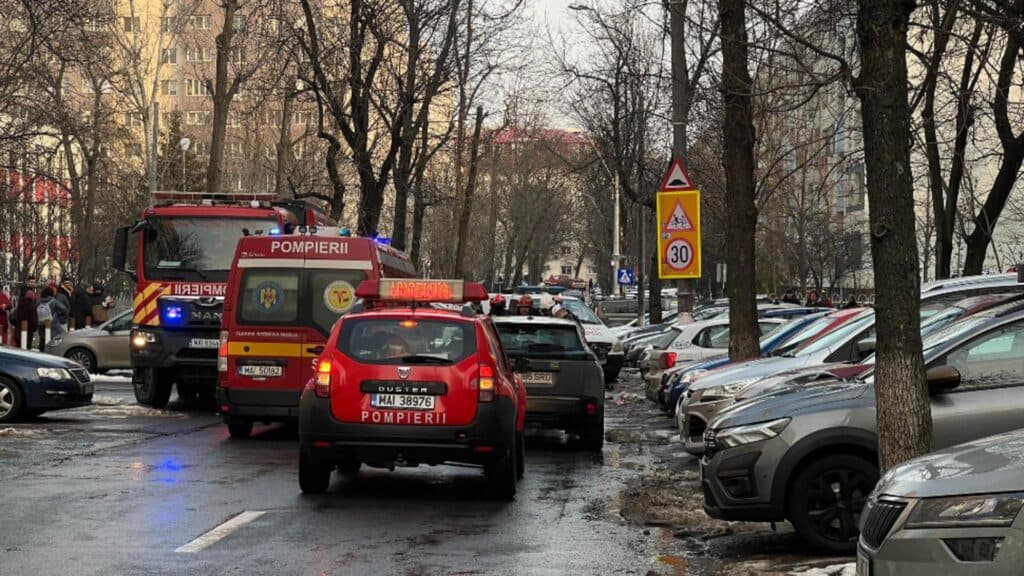 Dramă în București: o fetiță de 5 ani își pierde viața, lovită de o mașină în fața școlii, în timp ce traversa strada cu bunica sa
