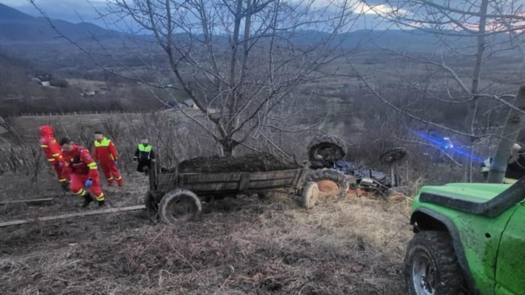 Dramă în Satu Mare: Un bărbat a pierit sub un tractor răsturnat