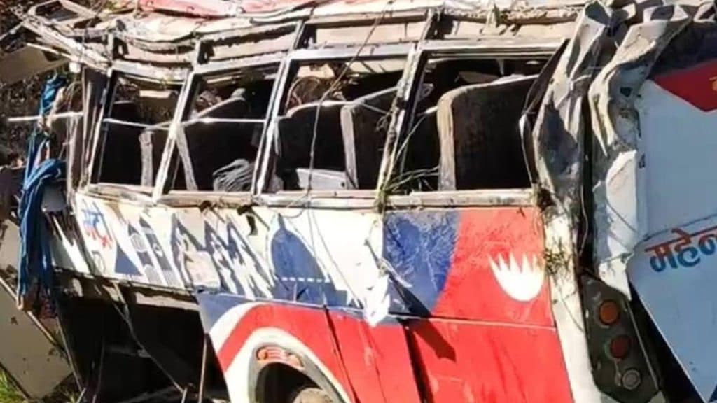 Dezastru în Nepal: 13 vieți pierdute și 34 de răniți după prăbușirea unui autobuz cu invitați la o nuntă