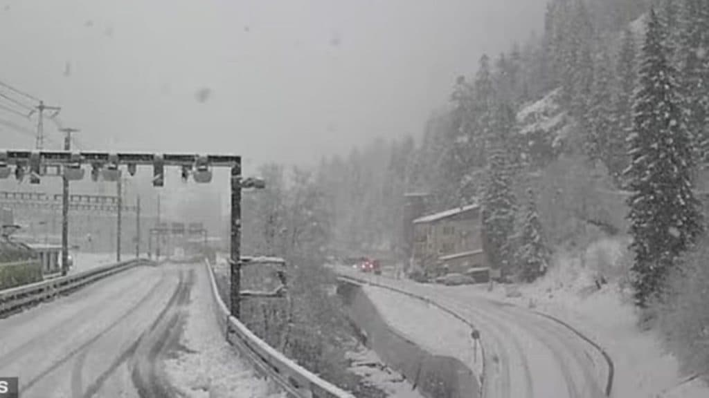 Tren cu 80 de călători, ieșit de pe șine în Elveția din cauza unei avalanșe. Numeroși pasageri ar putea fi răniți