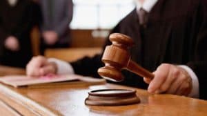 Un angajat concediat după doar două zile pentru refuzul de a strânge mâna șefului a primit o compensație de 34.000 de euro