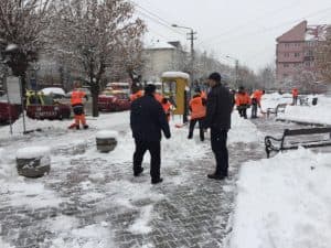 Conflict armat la primărie: un bărbat din Corbeanca își exprimă furia față de deszăpezire