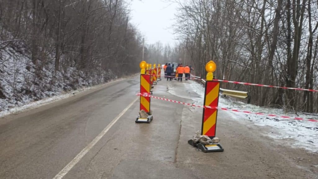 Un drum județean din Buzău, destinat reabilitării, s-a prăbușit din cauza alunecărilor de teren