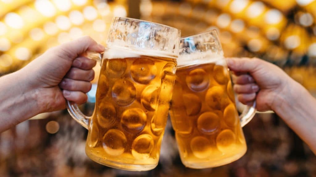 Un colos al industriei berii va reduce personalul cu până la 6.000 de angajați la scară mondială, având patru fabrici în România