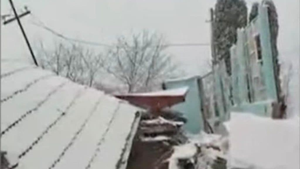 Un sat din Vâlcea s-a împărțit în două: case înghițite de pământ și zeci de familii încercuite de alunecările de teren