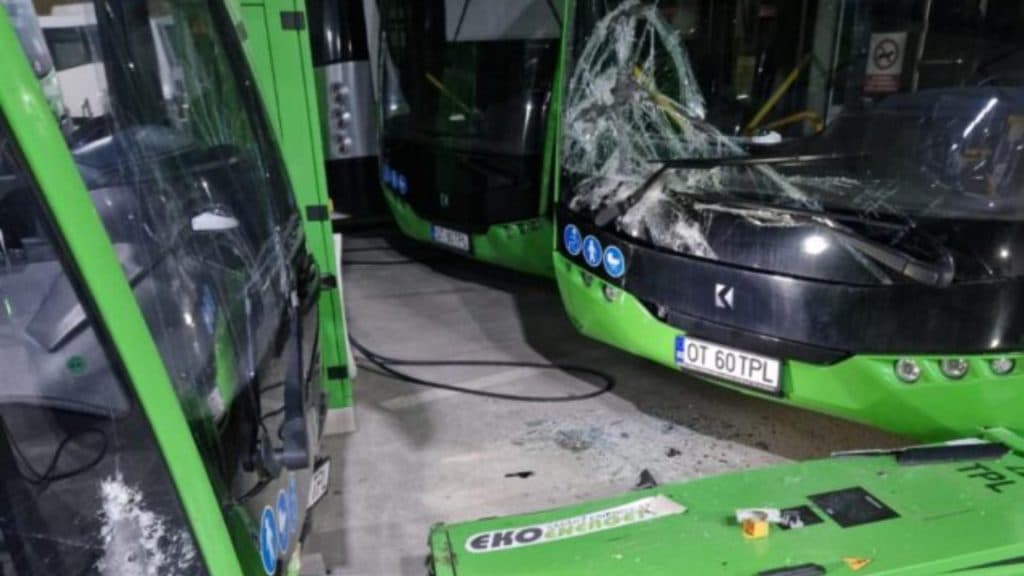 Un șofer din Slatina a distrus două autobuze electrice dintr-o confuzie între pedale