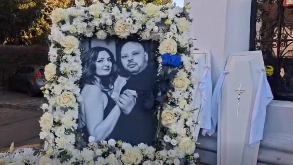 Vasluiul își plânge eroii: ceremonie emoționantă cu sicrie albe pentru jandarmeriță, partenerul ei și copilul acestora