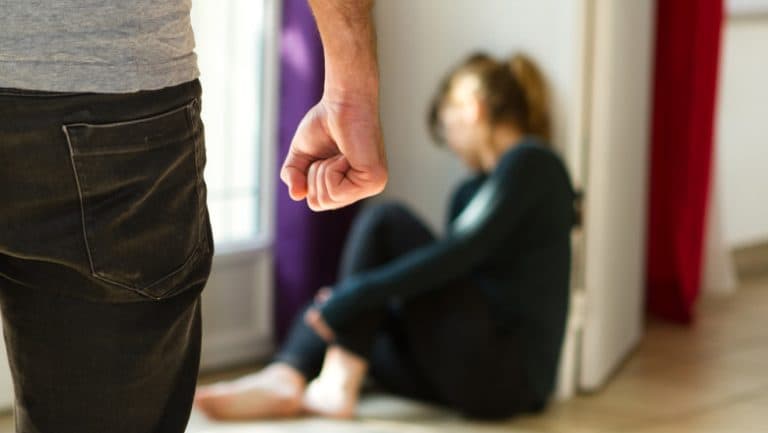 Victimele abuzului domestic ar putea beneficia de concediu medical pentru recuperarea emoțională, iar un psiholog avertizează: „10 zile sunt prea puține.”