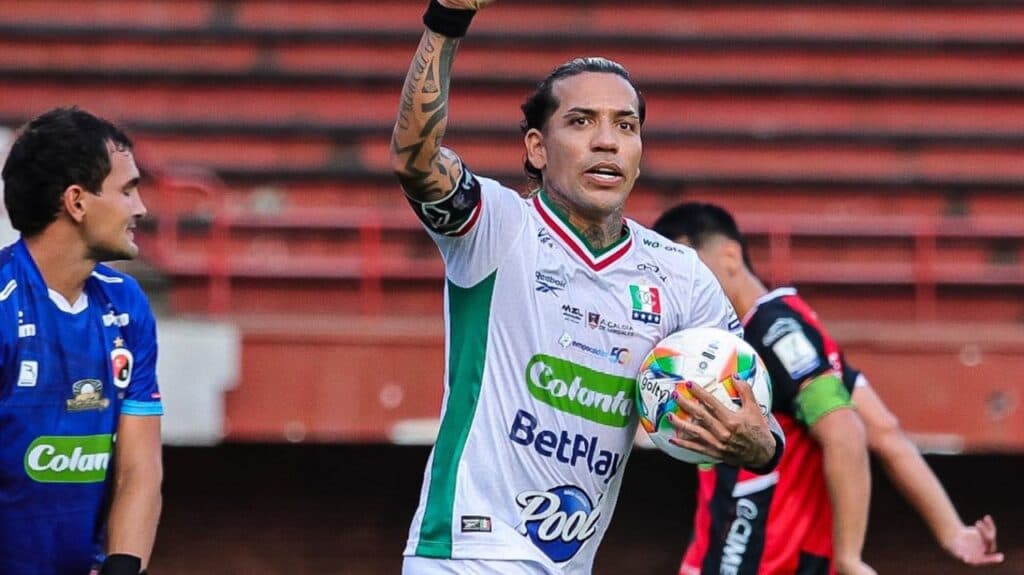 Dayro Moreno își scrie legenda cu un gol spectaculos în noroi, ajutat de adversar