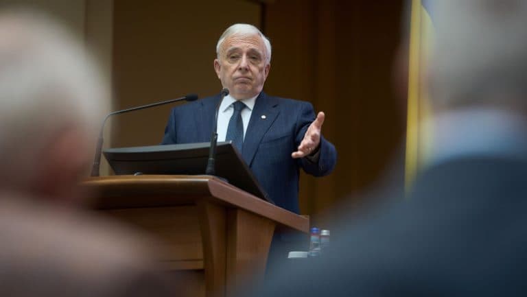 Mugur Isărescu: „România ar putea lua în considerare adoptarea euro în circa cinci ani, cu condiția ca deficitul bugetar să scadă sub 3%.”