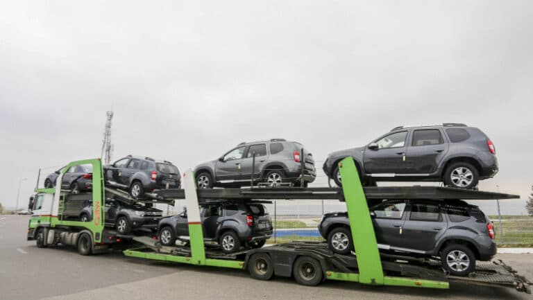 Revoluția tehnologică la Dacia: un angajat din zece va fi înlocuit de roboți