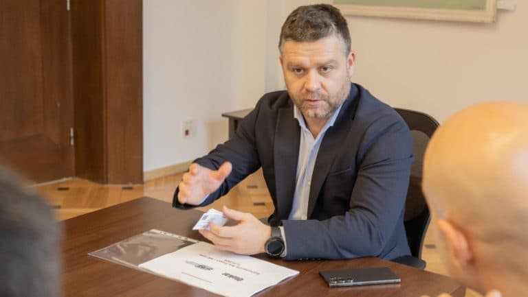 „Promisiuni și provocări: Autobuzele Otokar din București revin pe traseu în doar două luni.”