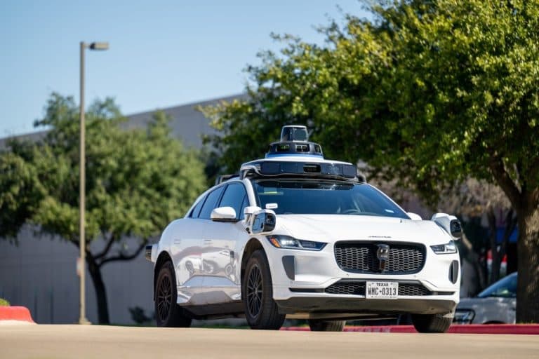 Waymo solicită șoferilor DoorDash să închidă ușile mașinilor sale autonome