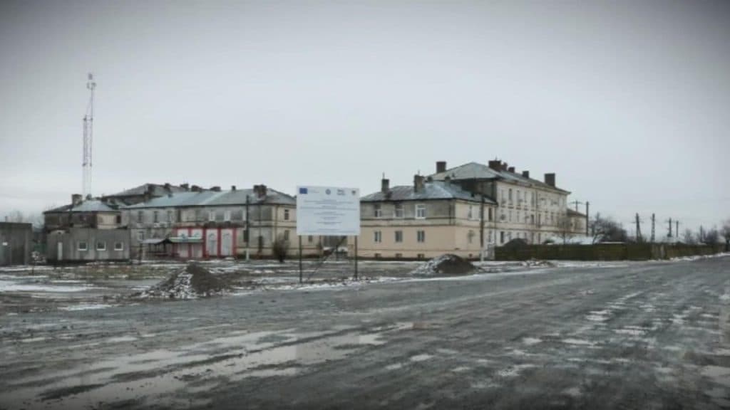 Zeci de gospodării în suferință, fără gaze și canalizare într-un bloc uitat. Locatarii imploră ajutor de ani întregi
