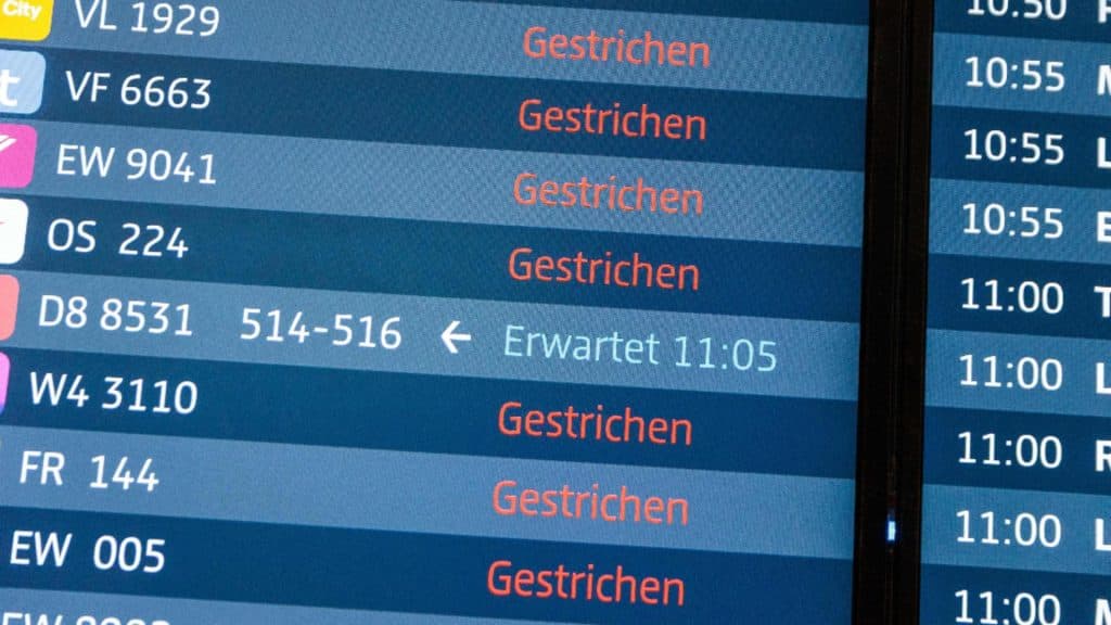 Zeci de zboruri au fost suspendate la Aeroportul Internațional din Berlin din cauza “gheții negre”: pistele au devenit un adevărat “patinoar”
