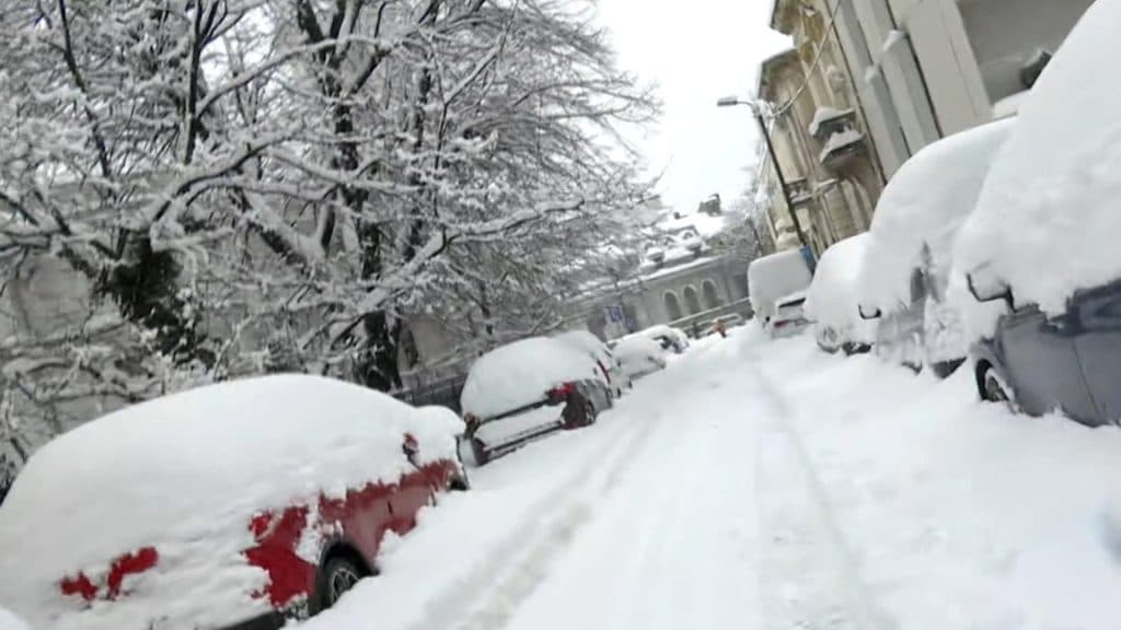 Nordul Capitalei este complet paralizat după ninsorile masive din ultimele ore. Utilajele Romprest sunt, de asemenea, blocate în zăpadă