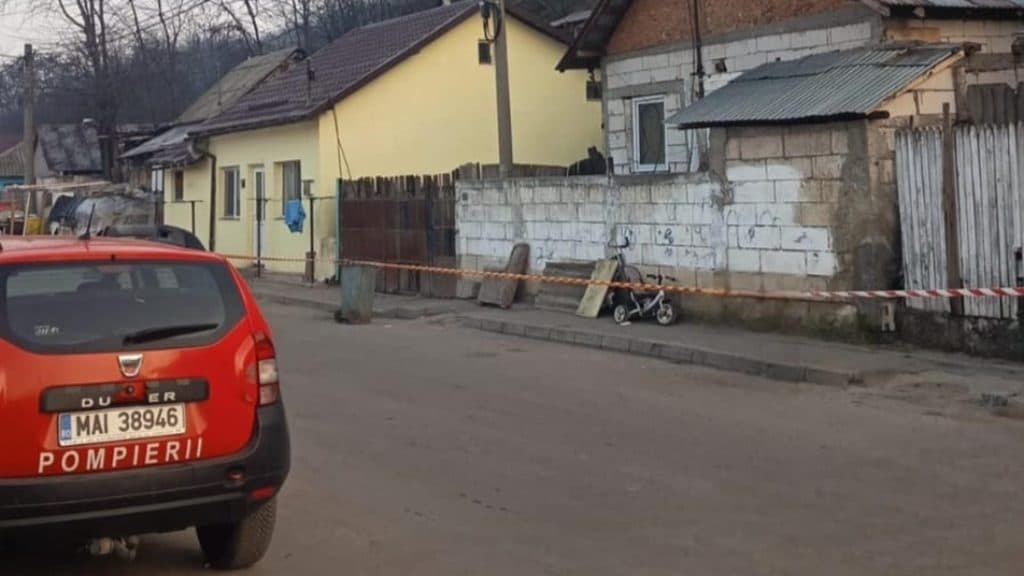Alunecare de teren în Slatina: 25 de persoane mutate, inclusiv 9 copii, două case grav avariate