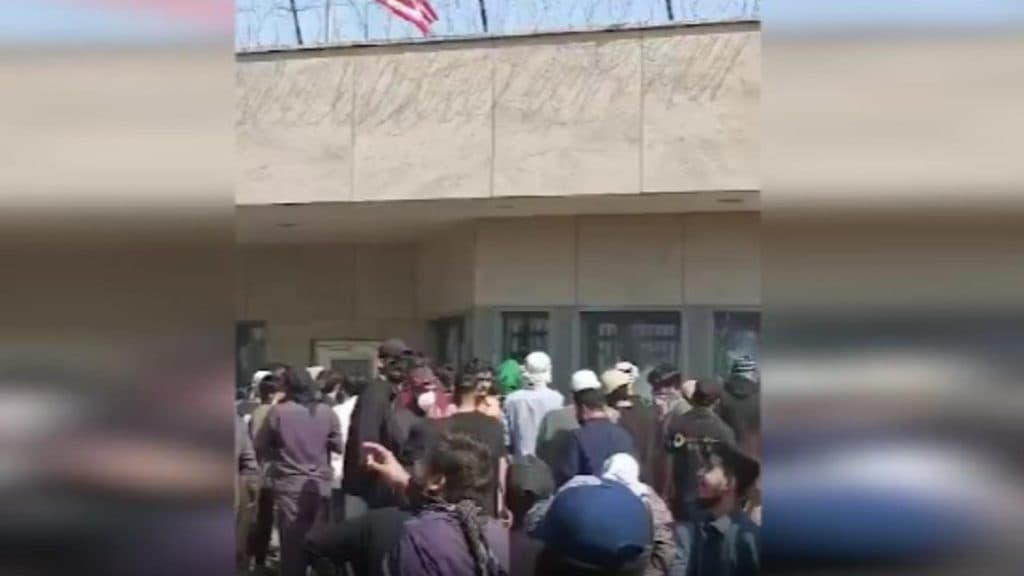Ambasadele americane din Irak și Pakistan, țintite de furia mulțimii: proteste violente cu pietre