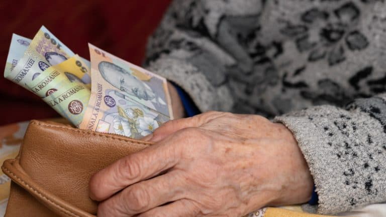 Peste 4,6 milioane de pensionari în februarie, cu o pensie medie de 2.780 de lei. Economist: „Viitorul pensiei de stat pare sumbru.”