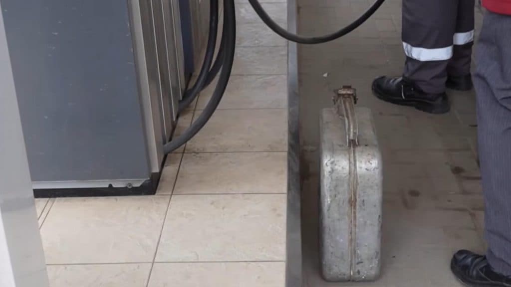 Benzinăriile din Moldova sunt în alertă: prețurile carburantului au sărit în aer după vestea că rezervele vor ajunge doar pentru 20 de zile