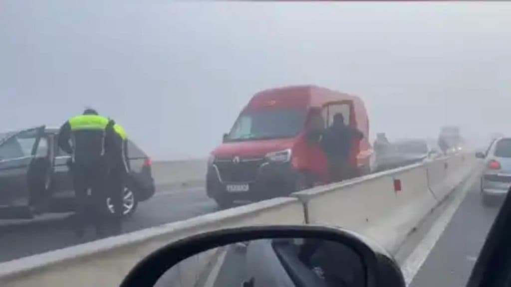 Accident spectaculos cu 9 vehicule pe DN3, la marginea Constanței. Două persoane au fost transportate la spital