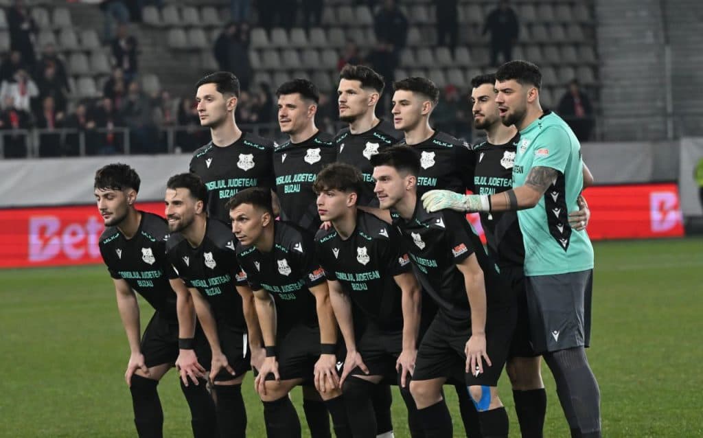 “Ce ascundeți, buzoienilor? Reacțiile surprinzătoare după eliminarea Metalului de către Dinamo în Cupa României.”