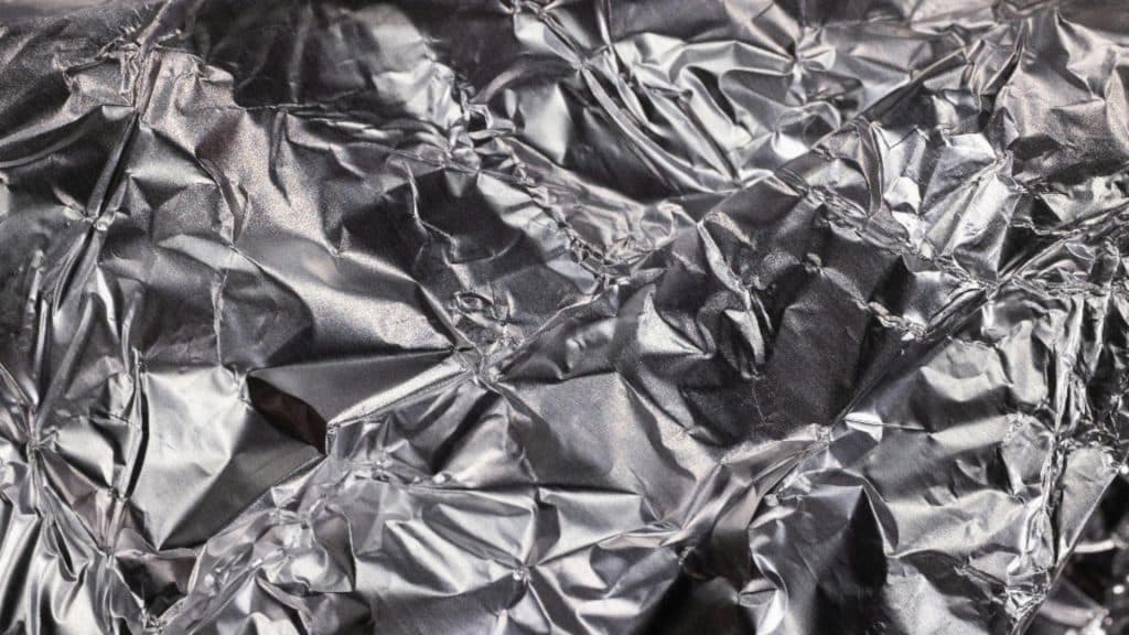 Utilizarea foliei de aluminiu în gătit: Beneficii și riscuri pentru sănătatea ta
