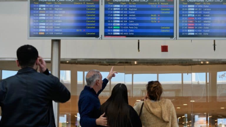 Cel mai mare haos aerian de la izbucnirea pandemiei: mii de zboruri suspendate și sute de mii de pasageri prizonieri în aeroporturi