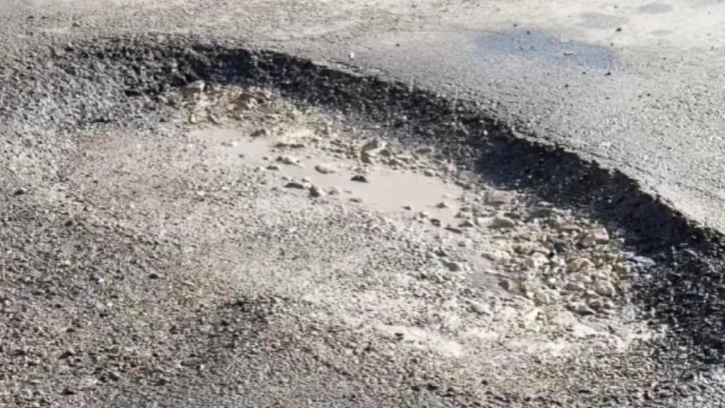 Gropi de un metru pe drumuri. Stațiile de autobuz au fost relocate