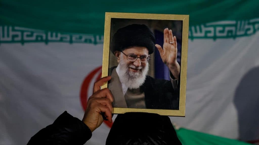 Cum a reușit Ali Khamenei să preia frâiele unei economii de aproape 95 de miliarde de dolari?